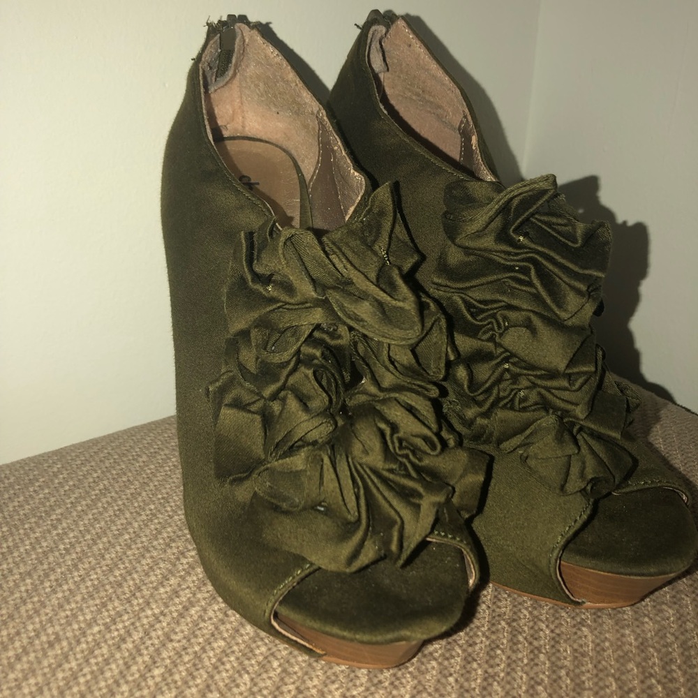 Sexy olive green ruffled heels